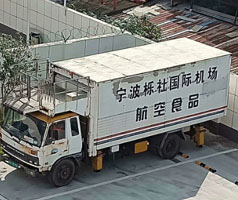 公司售服對(duì)機(jī)場(chǎng)中央廚房系統(tǒng)冷卻用冷水機(jī)進(jìn)行回訪，發(fā)現(xiàn)風(fēng)險(xiǎn)，解決問(wèn)題